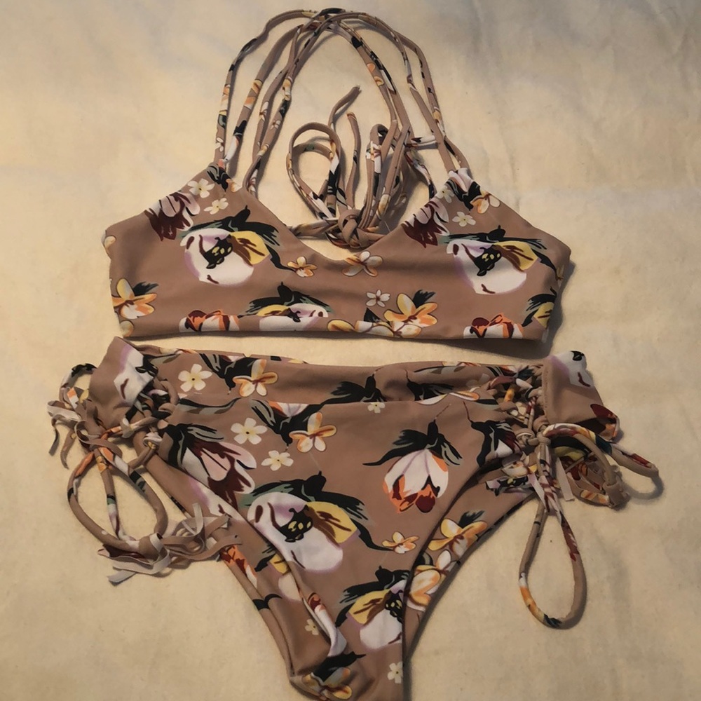 Cute two piece bathing suit 👙
